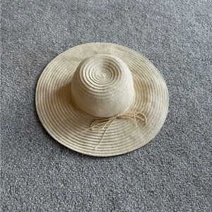 Elegant Beige Wide-Brimmed Summer Hat
